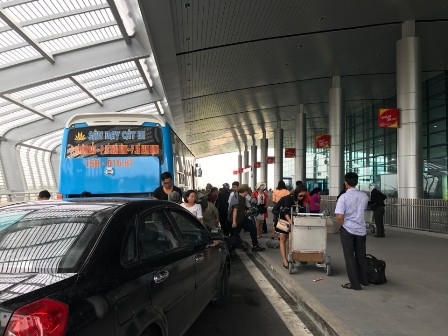 Xe hợp đồng chở khách đoàn nhưng lại dán logo ngành hàng không để nhặt khách lẻ.