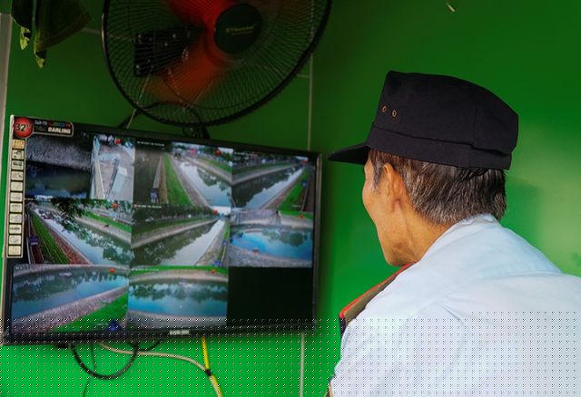 Hàng ngày, luôn có bảo vệ túc trực tại đoạn sông này kèm theo hệ thống camera giám sát.