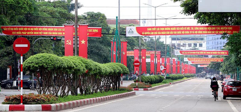 Đường phố Thái Nguyên rực rỡ cờ hoa, băng rôn, khẩu hiệu tuyên truyền bầu cử