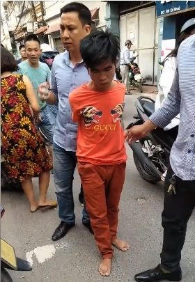 Đối tượng bị người dân đuổi bắt được sau khi gây ra vụ cướp.