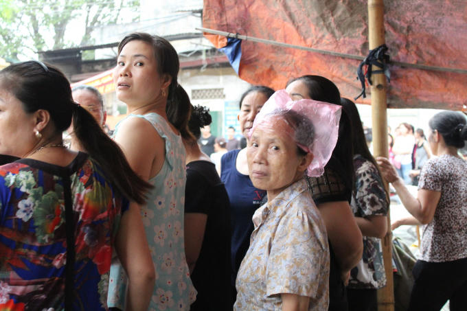 Mưa ngày càng nặng hạt nhưng cũng không thể ngăn cản sự tò mò và hiếu kỳ của các cụ già.