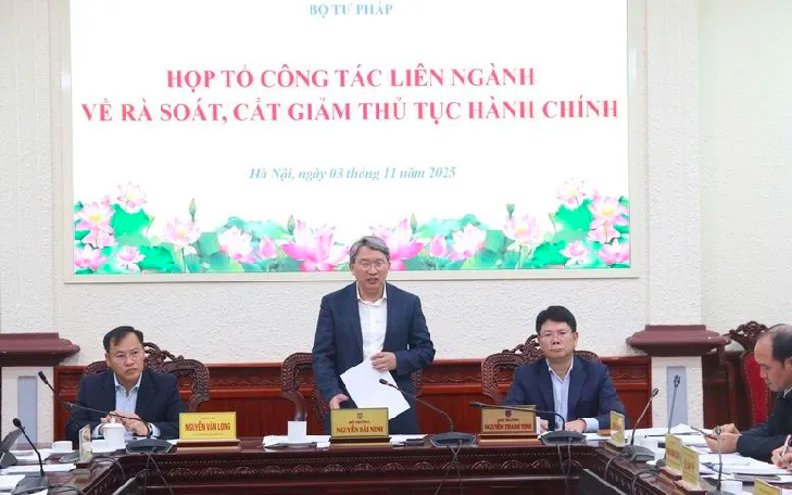 Bộ trưởng Bộ Tư pháp Nguyễn Hải Ninh chủ trì cuộc họp về tổ công tác liên ngành rà soát, cắt giảm thủ tục hành chính - Ảnh: BTP