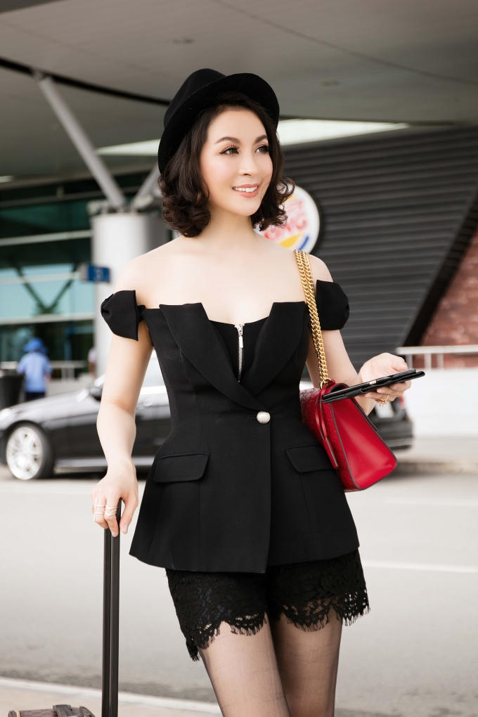 Diện đồ chất lừ, MC Thanh Mai trẻ trung như mới đ&ocirc;i mươi tại s&acirc;n bay