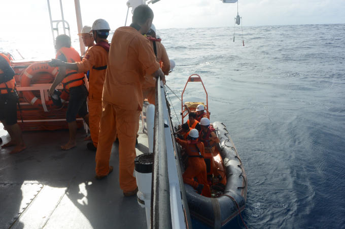 Tàu cứu hộ SAR 412 kịp thời ứng cứu khi tính mạng 7 ngư dân Quảng Bình gặp nguy hiểm.