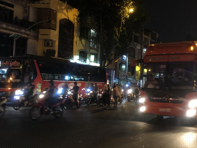 Nghìn nghịt người chen chân mua vé về quê trong đêm cuối năm - ảnh 18