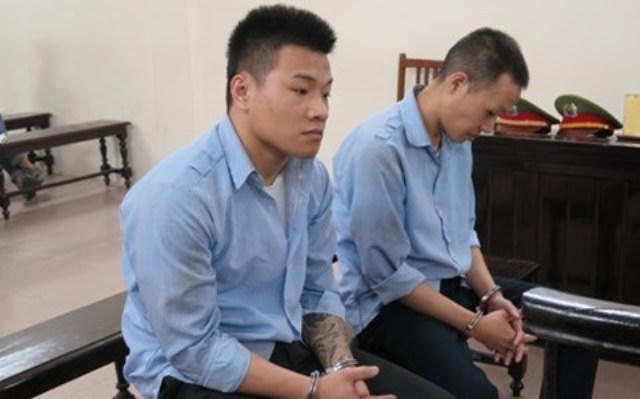 Hai bị cáo trước vành móng ngựa trong phiên xét xử.