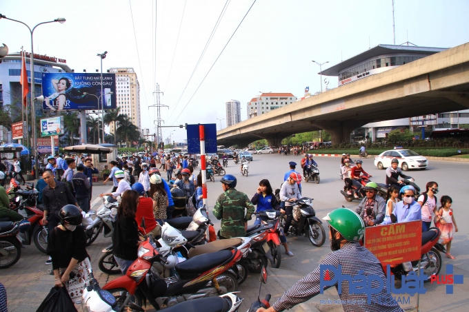 Hàng vạn người ùn ùn đổ về Thủ đô sau kỳ nghỉ lễ