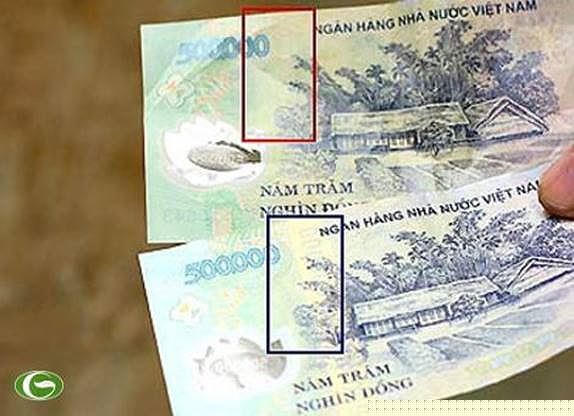 Tiền thật (phía dưới) có chi tiết Iriodin, trong khi tiền giả (phía trên) không có