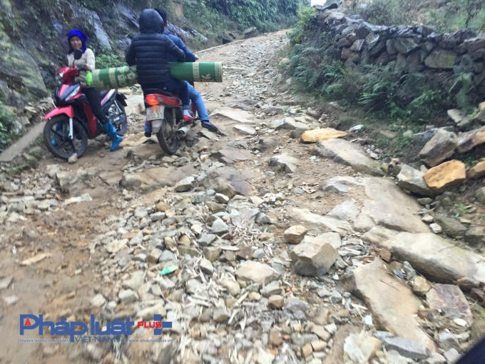 Đường đi từ trung tâm xã Y Tý vào thôn Hồng Ngài gập ghềnh khó đi.