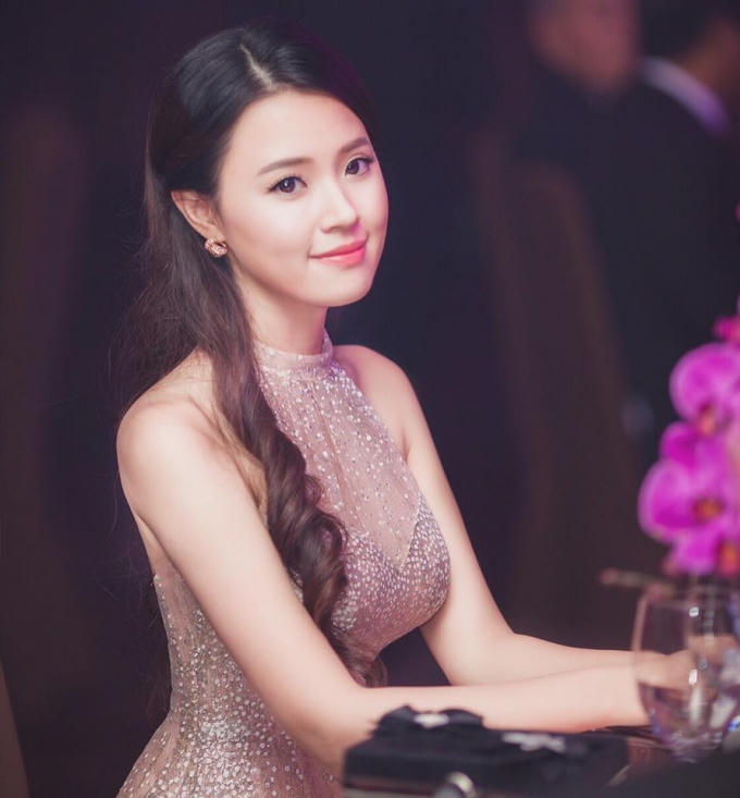 Kh&ocirc;ng chỉ xinh đẹp, Midu c&ograve;n l&agrave; hogirl được nhiều người y&ecirc;u mến bởi t&agrave;i năng v&agrave; th&agrave;nh t&iacute;ch học tập, kinh doanh của m&igrave;nh.