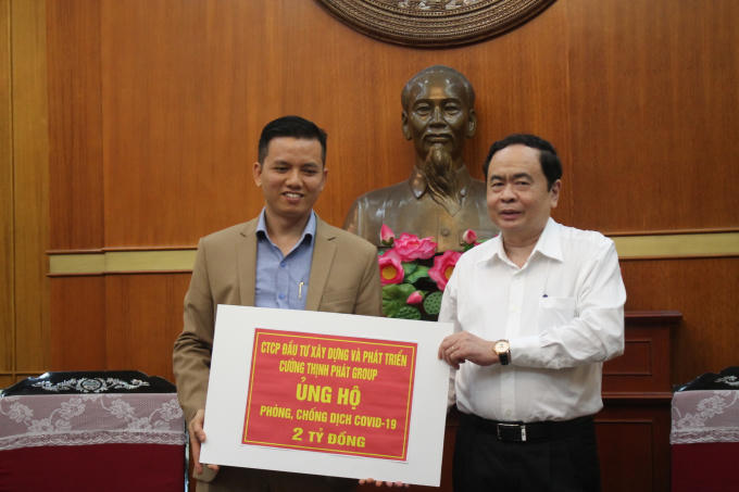 Đại diện Cường Thịnh Phát Group trao số tiền 2 tỷ đồng ủng hộ phòng, chống dịch Covid-19.