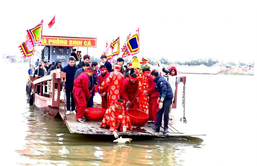 Các với lão làm lễ phóng sinh tại sông Hồng. Ảnh Vũ Nam