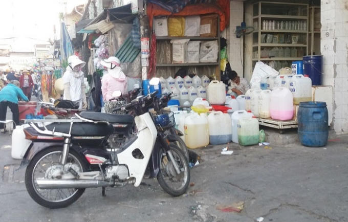 Hóa chất công nghiệp, phụ gia chế biến thực phẩm... được bày bán công khai.