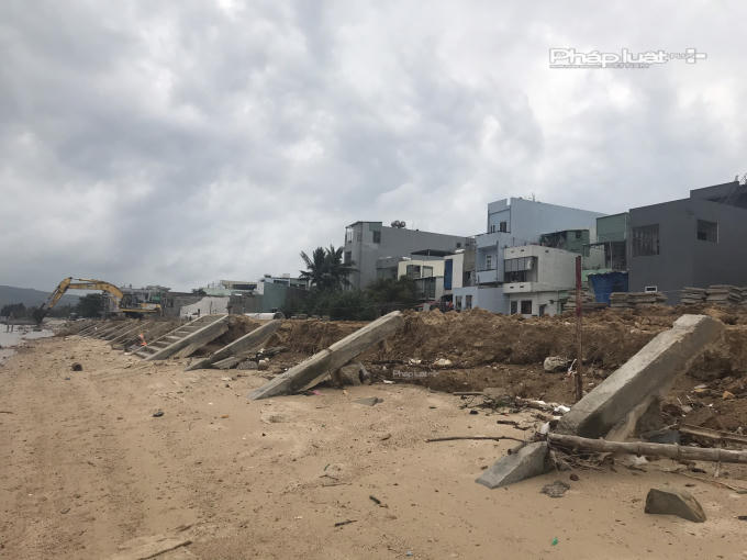 Trước đó, trả lời báo Công an nhân dân Chủ tịch UBND tỉnh Bình Định – ông Hồ Quốc Dũng cho biết đã yêu cầu UBND TP Quy Nhơn thuê đơn vị tư vấn độc lập tiến hành kiểm tra hiện trạng, đánh giá nguyên nhân tác động để có căn cứ xử lý trách nhiệm khắc phục sửa chữa. “Nếu nguyên nhân hư hỏng do thiên tai gây ra thì UBND TP Quy Nhơn phải báo cáo cụ thể và đề xuất biện pháp khắc phục sửa chữa, trường hợp do lỗi của đơn vị tư vấn, thiết kế, giám sát, thi công…thì phải làm rõ trách nhiệm các bên liên quan để yêu cầu sửa chữa chứ không có chuyện sử dụng ngân sách nhà nước để khắc phục” – ông Hồ Quốc Dũng khẳng định.