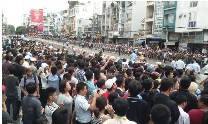 Nhiều người dân chờ đợi đoàn xe của ông Obama hai bên đường.