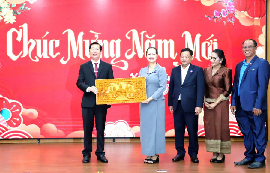 Tỉnh trưởng tỉnh Koh Kong Chhi Va tặng quà chúc mừng Tết Nguyên đán Bính Ngọ 2026, thay mặt Lãnh đạo tỉnh An Giang, Phó Chủ tịch UBND tỉnh An Giang Lê Văn Phước đón nhận