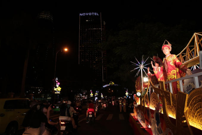 12 xe hoa được thiết kế và tạo dựng kỳ công với 48 nghệ sĩ hàng đầu của Việt Nam và quốc tế trong trang phục lộng lẫy, dưới ánh đèn led kỳ ảo và âm nhạc rộn rã.