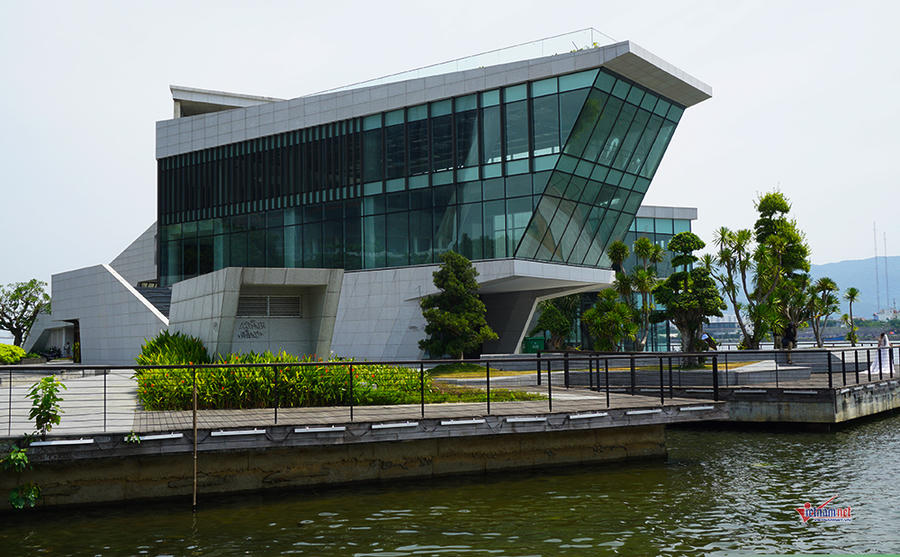 Dự án nhà hàng, bến du thuyền do công ty TNHH I.V.C của ông Phan Văn Anh Vũ đầu tư xây dựng toạ lạc ven sông Hàn, đối diện với toà nhà Trung tâm hành chính Đà Nẵng (quận Hải Châu). Năm 2017, khi ông Vũ bị bắt và khởi tố thì dự án dừng hoạt động