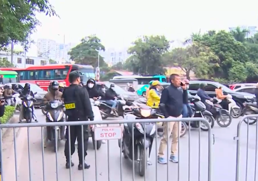 Rào sắt di động được thiết lập điều hướng người tham gia giao thông di chuyển trên tuyến đường Lê Quang Đạo hướng về SVĐ Quốc gia Mỹ Đình.