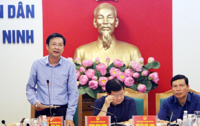 Ông Nguyễn Văn Đọc thông tin về cơn bão số 7 tại cuộc họp.