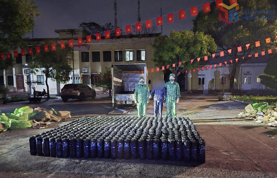 Đối tượng Ninh Văn Hùng cùng tang vật vụ án bị lực lượng Đồn Biên phòng Đồng Văn bắt giữ.