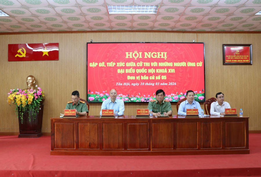 Các ứng cử viên đại biểu Quốc hội đơn vị bầu cử số 5 tiếp xúc cử tri tại xã Tân Hội, An Giang.