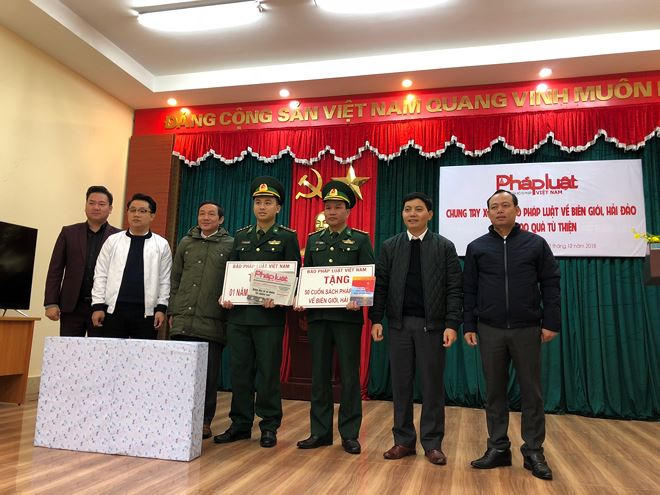 Báo PLVN tặng 01 năm đọc báo, 01 tivi và 50 cuốn sách tuyên truyền về pháp luật cho Đồn biên phòng cửa khẩu Hoành Mô.
