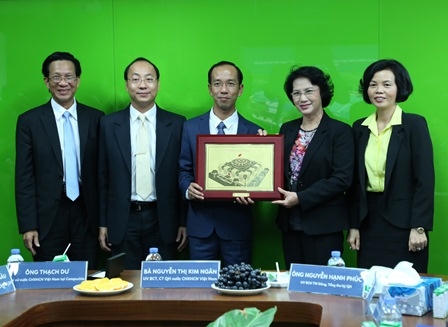 Đoàn đại biểu Quốc hội Việt nam thăm nhà máy sữa Angkor của Vinamilk tại Campuchia