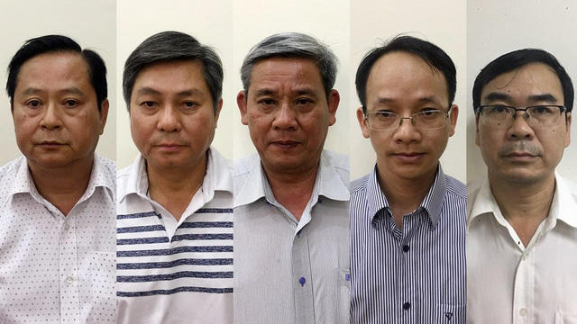 Các bị can Nguyễn Hữu Tín, Đào Anh Kiệt, Lê Văn Thanh, Nguyễn Thanh Chương, Trương Văn Út tại cơ quan điều tra từ trái qua phải. Ảnh: C.T