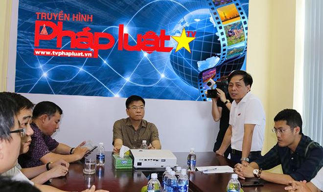 Đồng chí Vũ Hoàng Diệp, Phó Tổng biên tập Báo Pháp luật Việt Nam báo cáo tình hình hoạt động của Báo.