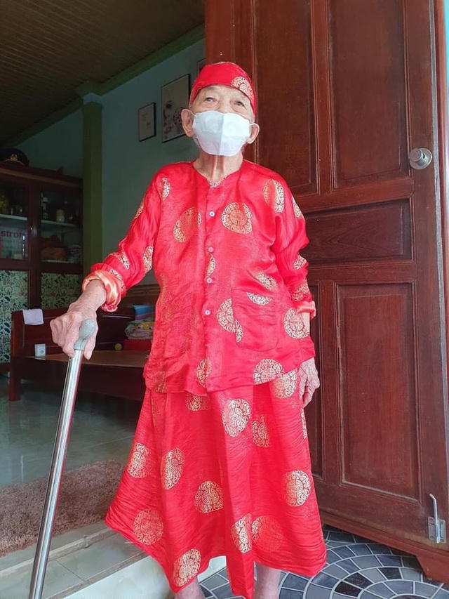 Cử tri 102 tuổi diện bộ quần áo đẹp, chuẩn bị cho lần tham gia bầu cử thứ 15 của mình. (Ảnh: T.H).