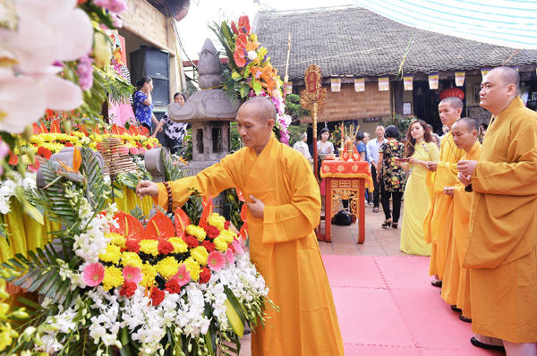 H&agrave; Nội: Tưng bừng khai hội truyền thống ch&ugrave;a Duệ T&uacute;