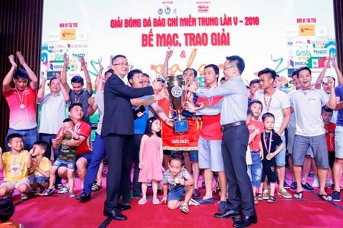 Ban tổ chức trao giải Nhất cho đội bóng FC Báo chí Thanh Hóa