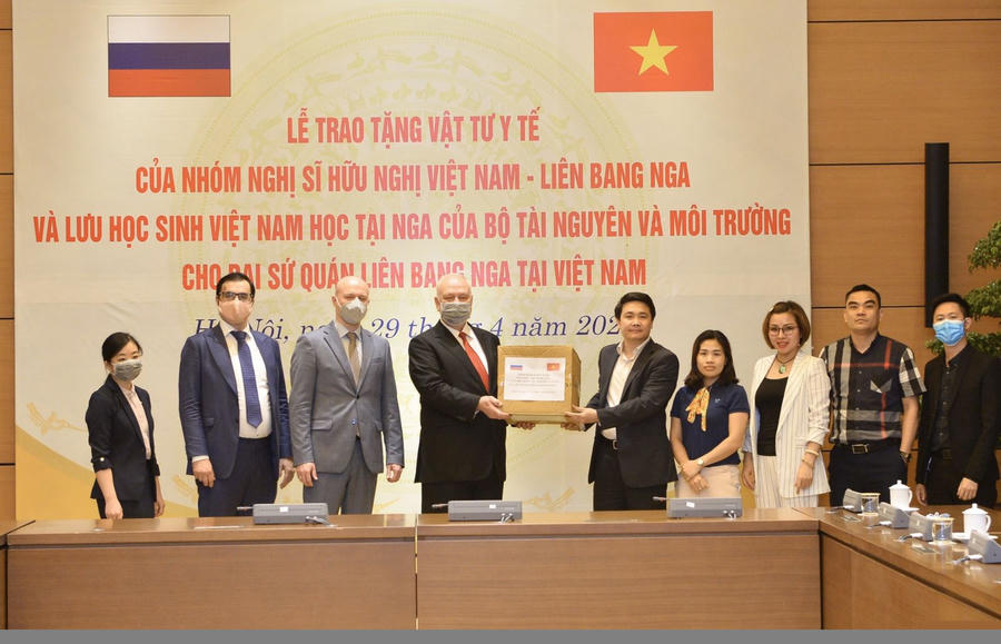 Chủ tịch Vũ Việt Anh đại diện Trung tâm Giáo dục chăm sóc sức khoẻ cộng đồng Hà Nội trao quà; Đại sứ đặc mệnh toàn quyền Liên bang Nga tại Việt Nam Konstantin Vnukov tiếp nhận