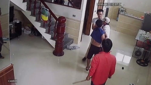 Hình ảnh vợ chồng ông Ninh bị 3 đối tượng lạ mặt xông vào nhà đánh đập.