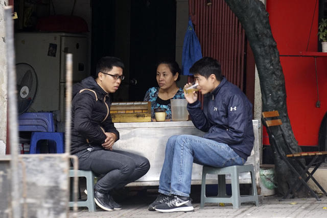 Cảnh sáng sớm ngồi co ro bên cốc trà nóng gây cảm giác như Hà Nội đã vào mùa đông.