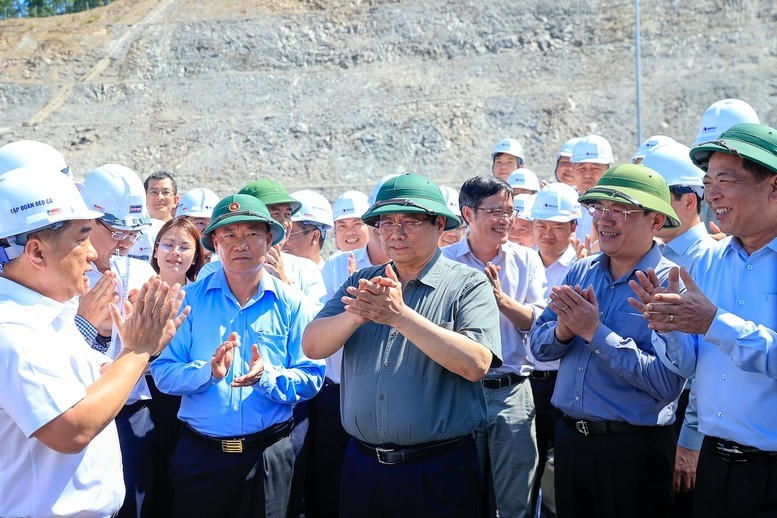 Thủ tướng đánh giá cao công tác thi công của nhà thầu; bày tỏ cảm ơn và đánh giá cao việc các kỹ sư, công nhân. Ảnh: Nhật Bắc
					
				
			
			Thủ tướng đánh giá cao công tác thi công của nhà thầu; bày tỏ cảm ơn và đánh giá cao việc các kỹ sư, công nhân. Ảnh: Nhật Bắc