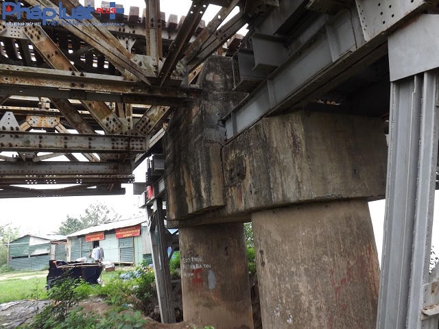 Thậm chí có những hạng mục bị nứt nẻ, không còn gắn kết với chân cầu.