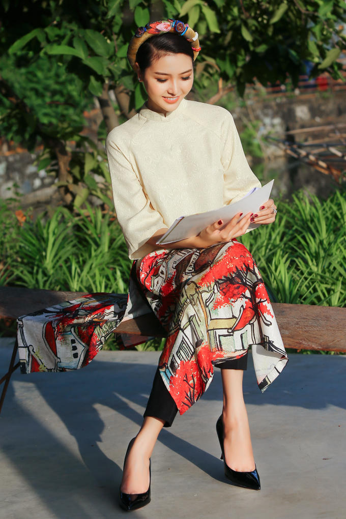 Hoa hậu Ngọc Duyên mặc áo dài rực rỡ tất bật chạy show cuối năm