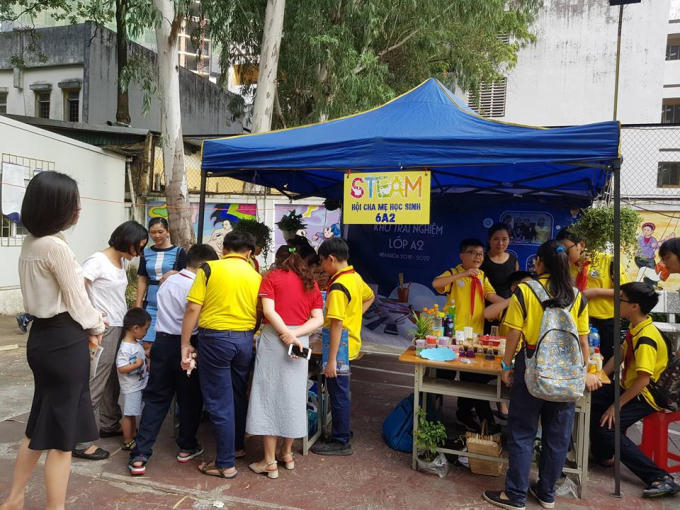 Gian hàng của Hội cha mẹ học sinh.