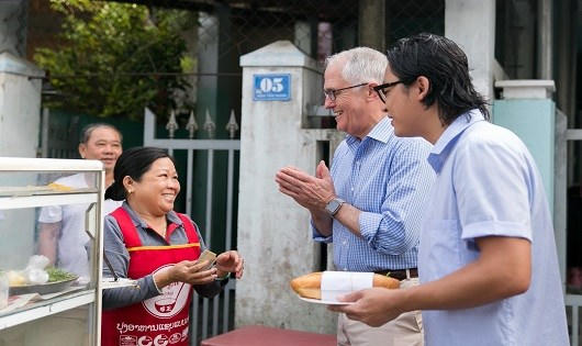 Thủ tướng Úc thích thú thưởng thức “Bánh mì” vỉa hè ở Đà Nẵng