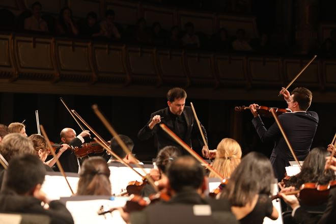 Nghệ sĩ độc tấu violin người Nga Sergei Dogadin có màn trình diễn xuất thần trên sân khấu nhà hát Lớn Hà Nội cùng Dàn nhạc giao hưởng Mặt Trời tối 26/10