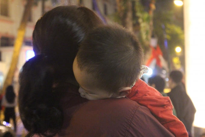 Đi chơi đêm Giáng sinh, mệt quá ngủ luôn trên vai bà.