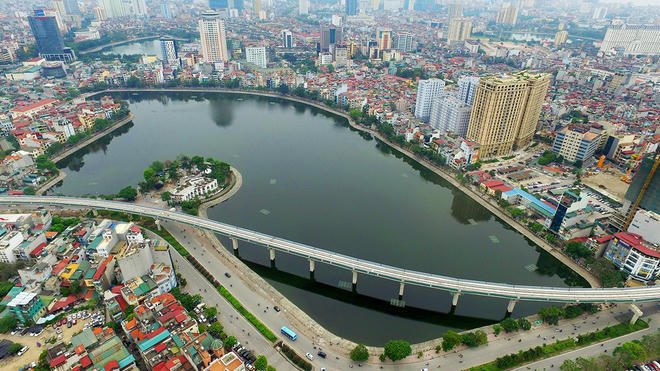 Hồ Hoàng Cầu (hồ Đống Đa) rộng 13,5 ha là hồ rộng nhất của quận Đống Đa. Tháng 6/2016, hàng nghìn con cá chết nổi trắng mặt nước hồ Hoàng Cầu khiến công nhân vớt mỏi tay. Hà Nội sau đó phải chỉ đạo bơm ôxi, sục nước để cứu cá trong hồ. Theo một số chuyên gia, cá ở hồ Hoàng Cầu chết hàng loạt có thể do ô nhiễm khí độc sinh ra sau cơn mưa lớn bởi rác thải và chất thải từ cống chảy vào hồ.