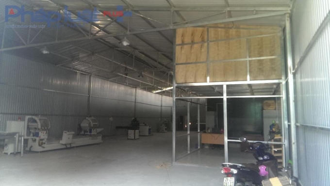 Nhà xưởng được dựng lên.