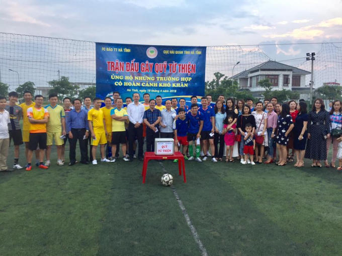 Trận đấu bóng đá giao hữu giữa FC báo thường trú và Cục hải quan tỉnh Hà Tĩnh được đông đảo mọi người quan tâm.