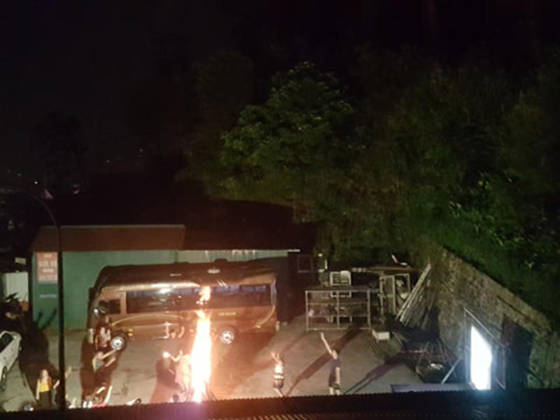  Lửa trại cháy nghi ngút bên ô tô và rừng quốc gia.