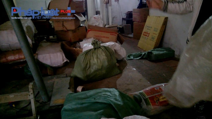 Nguyên vật liệu để ngổn ngang trên nền nhà.