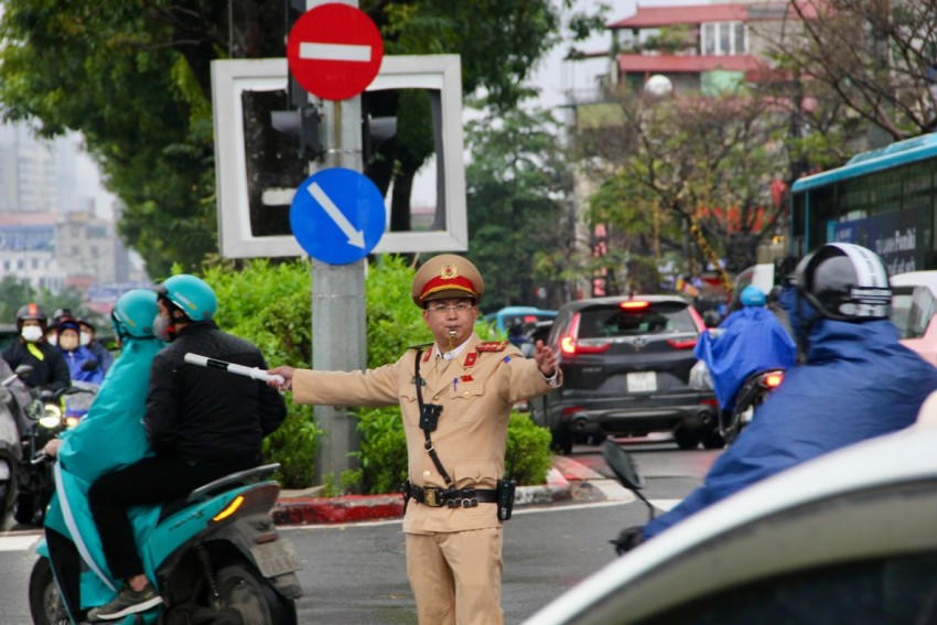 CSGT điều tiết giao thông trên tuyến Láng trong sáng ngày 09/2/2026.