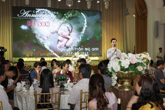 Nhiều bạn bè thân thiết của Tuấn Hưng như MC Quang Minh, MC Phí Linh, á hậu Tú Anh, cầu thủ Vũ Minh Tuấn và các ca sĩ Hạnh Sino, Dương Hoàng Yến, Hải Yến, Minh Vương, nhóm Oplus...